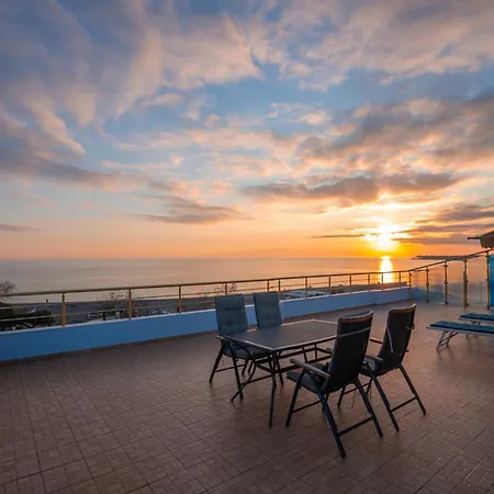 アパート Rooftop Florale Velipojë