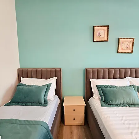 Rooftop Florale Velipojë