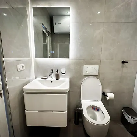 アパート Rooftop Florale Velipojë